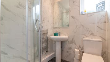 Luxury House, Garden View | Bathroom shower