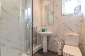 Luxury House, Garden View | Bathroom shower