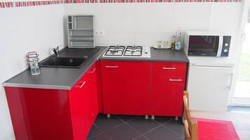 Réfrigérateur, micro-ondes, four, plaque de cuisson