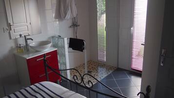 1 chambre, fer et planche Ă repasser, lit parapluie, Wi-Fi