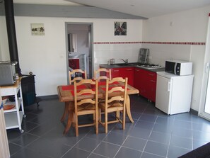 Fridge, microwave, oven, stovetop - Maisonette, near Rochefort (Breuil-Magné)