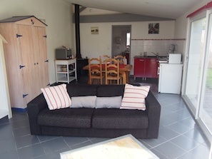 TV, books - Maisonette, near Rochefort (Breuil-Magné)