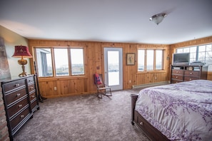 5 bedrooms, desk, iron/ironing board, free WiFi