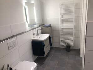 Shower, hair dryer, towels, toilet paper - Modern apartment in a quiet location for 4 persons (Brietlingen)