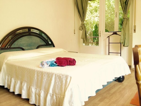 舒适客房 | 遮光窗帘、免费 WiFi、床单