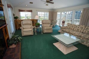 Fernseher, Kamin, DVD-Player, Stereoanlage