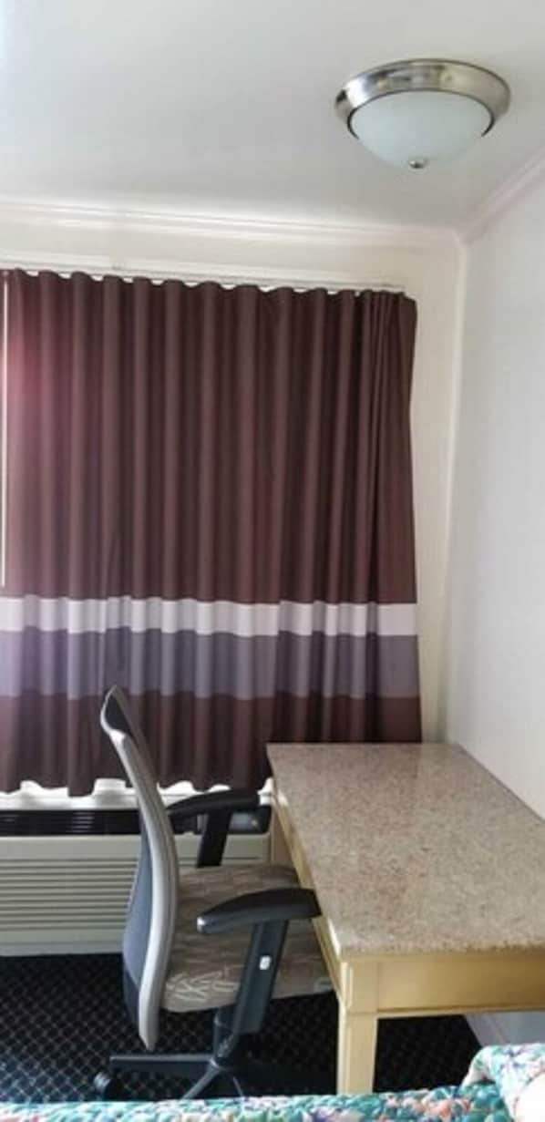 Desk, blackout curtains, free WiFi, bed sheets - Budget Lodge (Newport News)