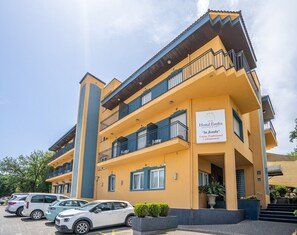 Front of property - Hostal Esteba (Caldes de Malavella)