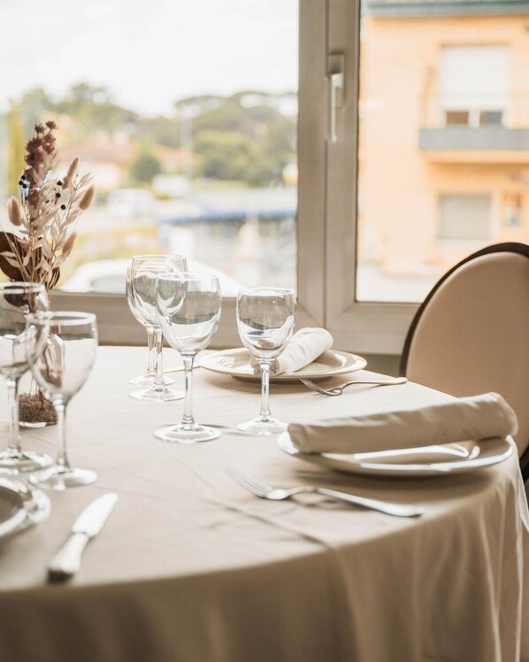 Mesa preparada para comer con vistas a edificios.