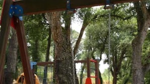 A playground with swings and a climbing structure. - Hostal Esteba (Caldes de Malavella)