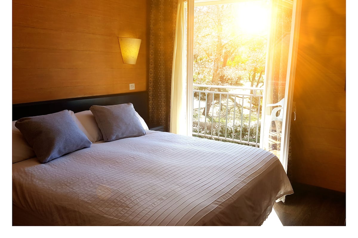 Berços (sobretaxa), Wi-Fi de cortesia, roupa de cama