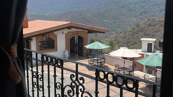 Habitación romántica con cama King y Balcón | 1 habitación y ropa de cama