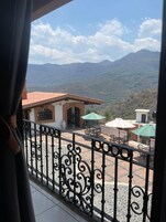 Romantic Room with King bed and Balcony | 1 多间卧室、床单