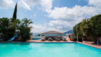 Alberca al aire libre, acceso de 09:00 a 18:00, y camastros