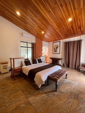 Superior Suite with Balcony and hot tub | 1 bedroom, bed sheets - Hotel & Balneario Los Angeles (Taxco)
