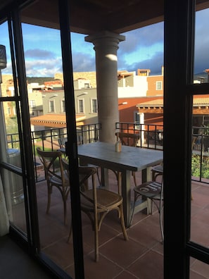Appartement Exclusif, plusieurs lits, vue jardin | Restauration dans la chambre