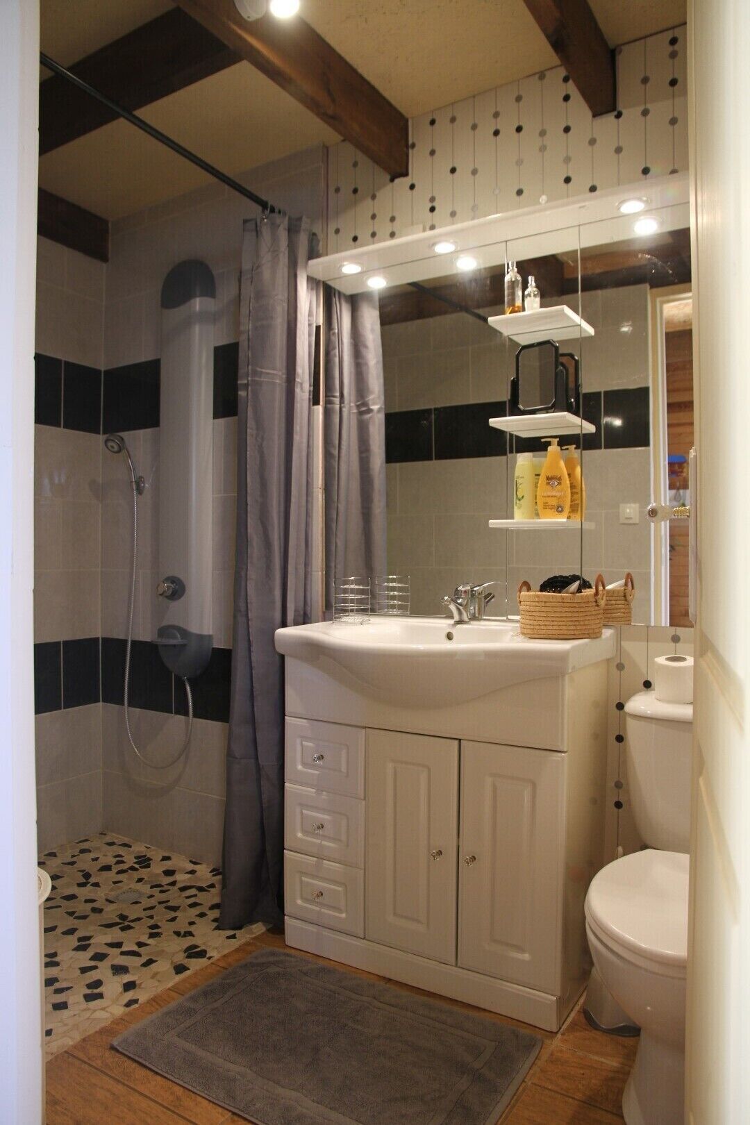 Douche, séchoir à cheveux, serviettes fournies, papier de toilette