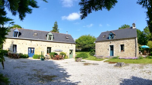 3 houses with 6x3 beds, approx. 1 hectare of land and a swimming pool.