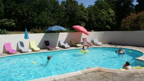 Una piscina al aire libre, una piscina climatizada