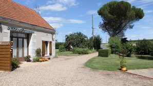 A building with a tiled roof, a gravel driveway, and a large tree in the front yard. - Lodging near Amboise, Chenonceau, Chaumont / Loire  (Mosnes)