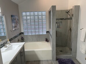 Bathtub, hair dryer, towels, soap - Cozy, Chic Lake View Home (Phoenix)