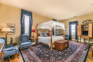 Standard Room, 1 King Bed | Blackout curtains, free WiFi, bed sheets, wheelchair access