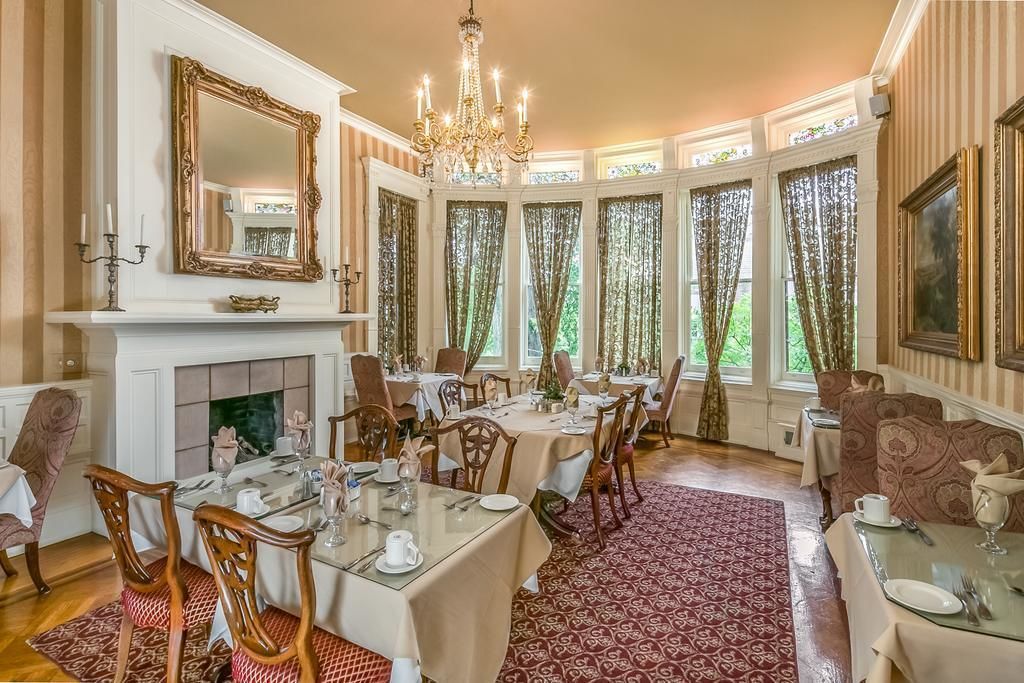 Bao gồm bữa sáng đầy đủ hàng ngày 