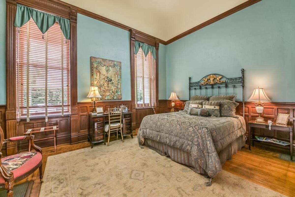 Standard Room, 1 Queen Bed | Blackout drapes, free WiFi, bed sheets, wheelchair access