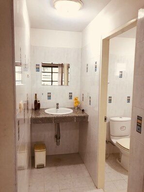 Ducha y bañera combinadas, secador de pelo, toallas y papel higiénico