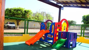 A playground with slides and climbing structures. - Thermas Place - Férias em Caldas Novas (Caldas Novas)