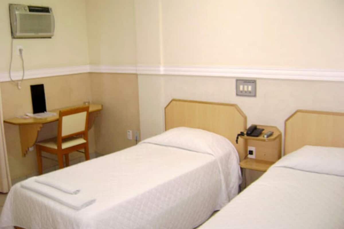 Deluxe kamer, 1 twee- of 2 eenpersoonsbedden | Een minibar, een kluis op de kamer, gratis wifi, beddengoed