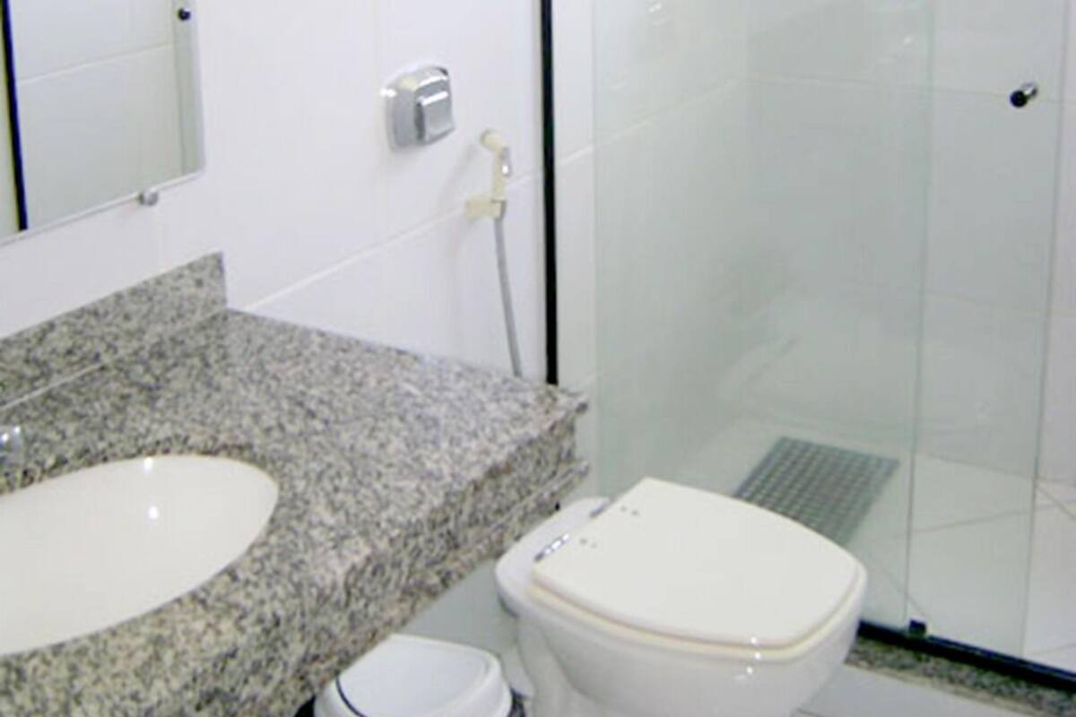 Douche, serviettes fournies, savon
