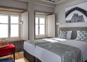 Kamer, 1 twee- of 2 eenpersoonsbedden, uitzicht op de stad (Namoradeira) | Luxe beddengoed, individueel gedecoreerd, individueel gemeubileerd