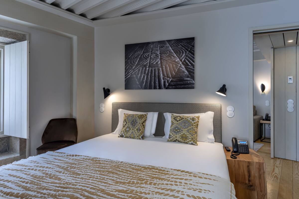 Suite, City View (Master Namoradeira) | Premium bedding, blackout drapes, soundproofing, cribs (free)