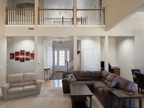 Een smart-tv, een open haard, een dvd-speler en tafelvoetbal