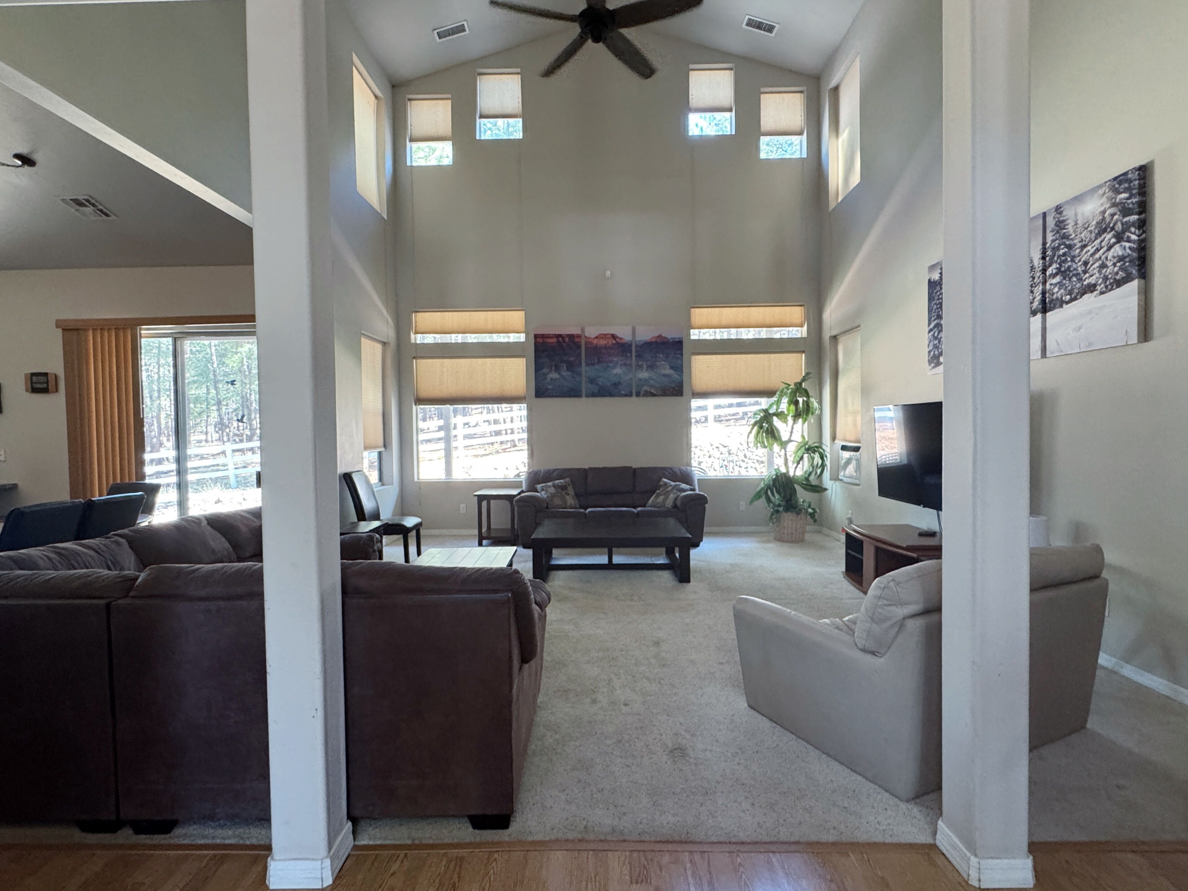 Smart TV, chimenea, reproductor de DVD y futbolito 