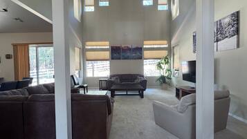 Smart TV, chimenea, reproductor de DVD y futbolito