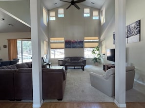 Een smart-tv, een open haard, een dvd-speler en tafelvoetbal