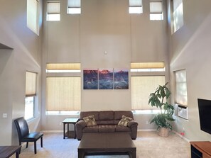 تلفزيون ذكي، مدفأة، مشغل دي في دي، كرة قدم الطاولة