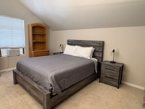 5 slaapkamers, een bureau, een strijkplank/strijkijzer, reisbedje