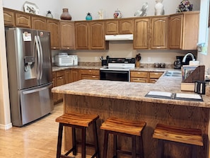 Een koelkast, een magnetron, een oven, een kookplaat