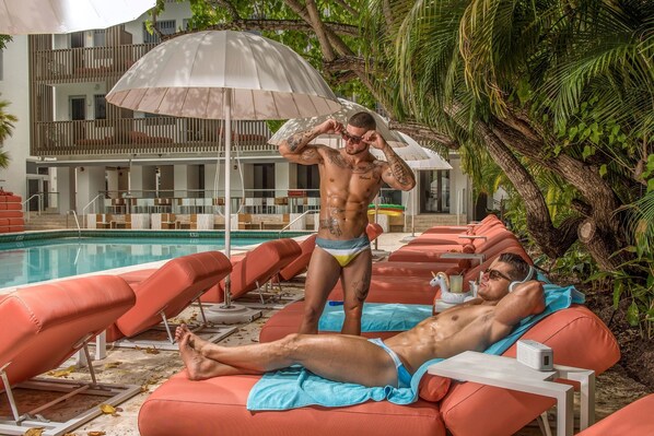 Outdoor pool, sun loungers - Axelbeach Miami-adults Only (Miami Beach)
