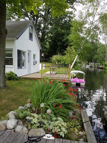 Adorable Cottage Townline Lake Paradise. Boat Kayak Fish BBQ Relax Swim. 2 BR 