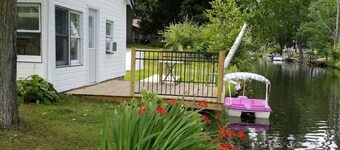 Adorable Cottage Townline Lake Paradise. Boat Kayak Fish BBQ Relax Swim. 2 BR 