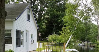 Adorable Cottage Townline Lake Paradise. Boat Kayak Fish BBQ Relax Swim. 2 BR