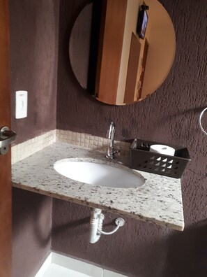 QUARTO TRIPLO STANDARD | 욕실 | 샤워 시설, 헤어드라이어, 타월, 비누