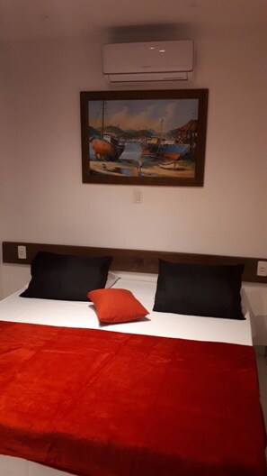 QUARTO DUPLO TÉRREO INTERNO | Minibar, blackout drapes, free WiFi, bed sheets - Pippo suítes - 110m da praia (Guarujá)