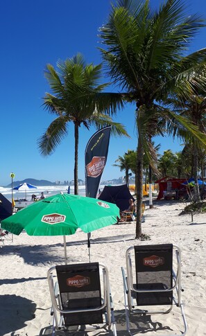 Ubicación cercana a la playa, tumbonas y sombrillas