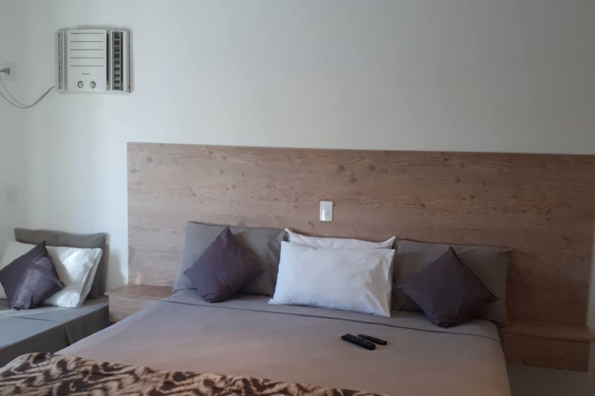 QUARTO TRIPLO CONFORT | Minibar, blendingsgardiner, wi-fi (inkludert) og sengetøy
