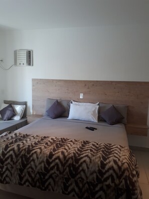 QUARTO TRIPLO CONFORT | Minibar, blackout drapes, free WiFi, bed sheets - Pippo suítes - 110m da praia (Guarujá)